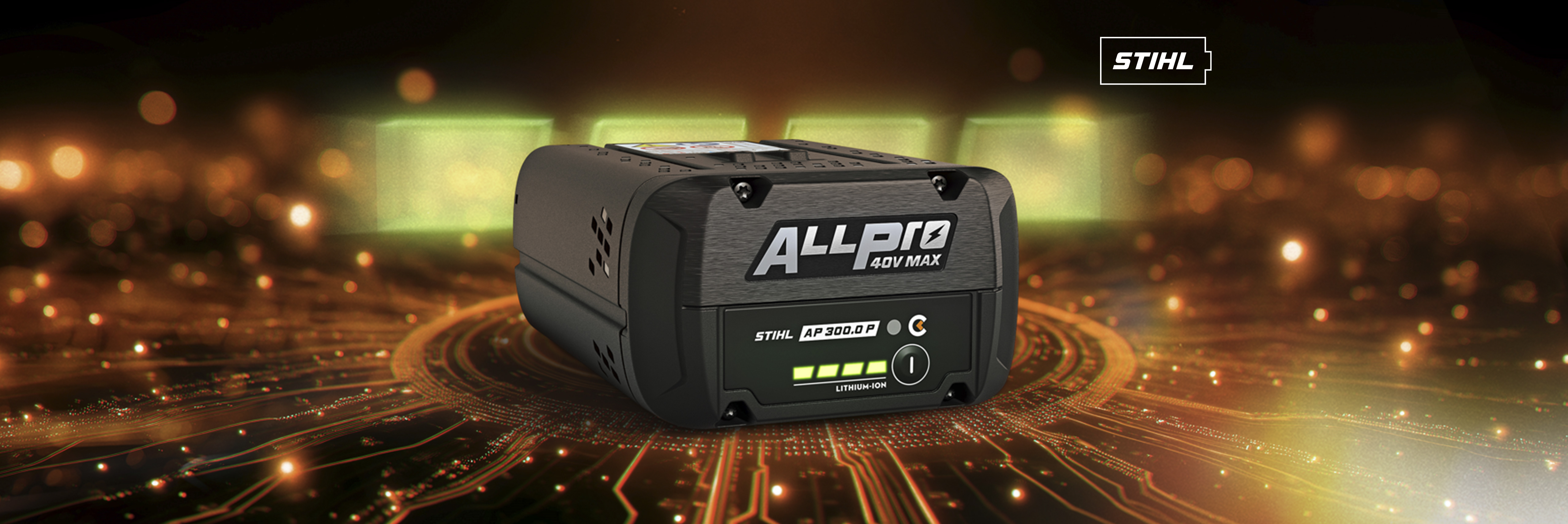 Batterie STIHL ALLPRO AP 300 P C placée sur un fond de circuit imprimé lumineux avec le logo de la batterie STIHL dans le coin.