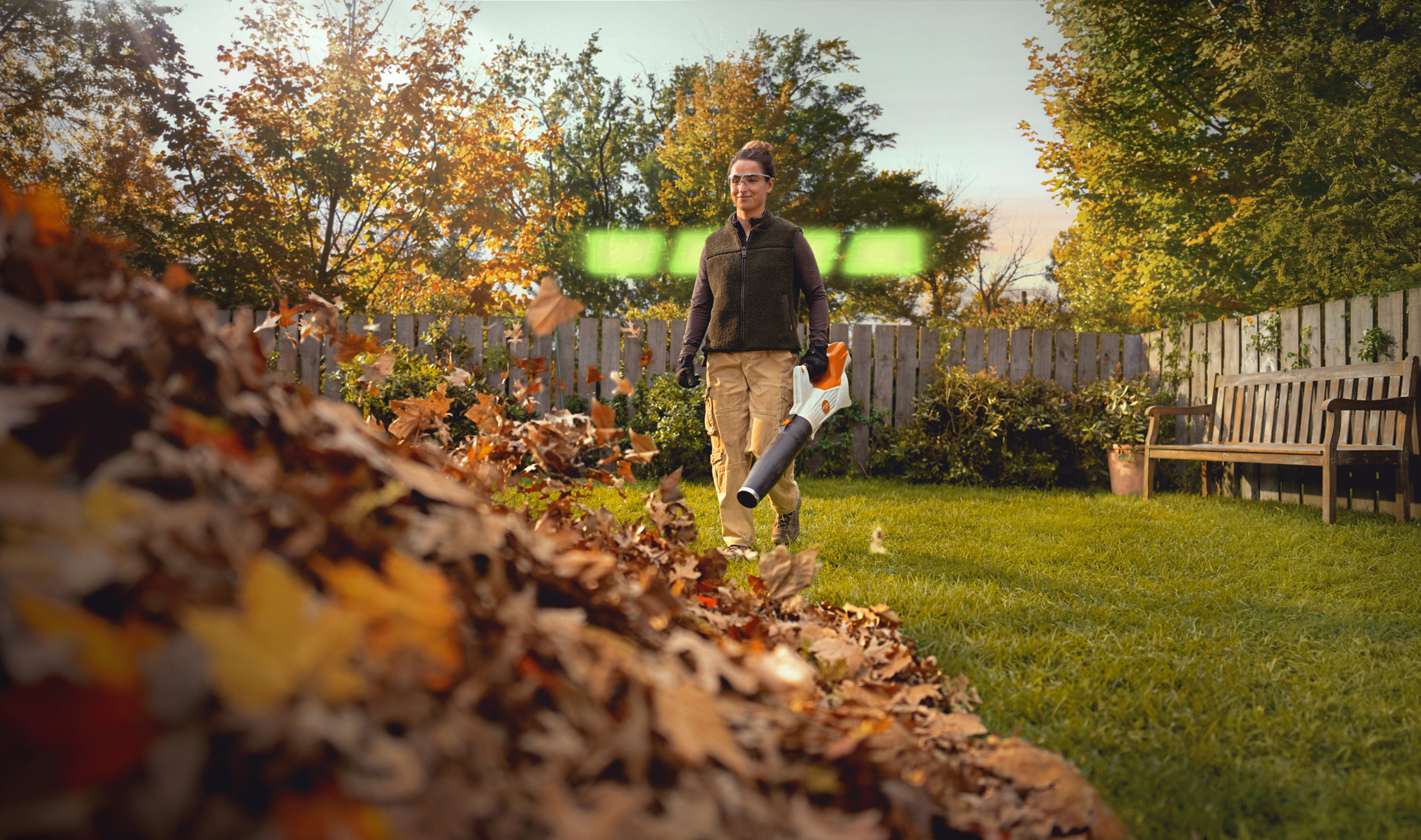 Travaux d'aménagement paysager effectués à l'aide d'un souffleur à batterie STIHL pour enlever les feuilles.