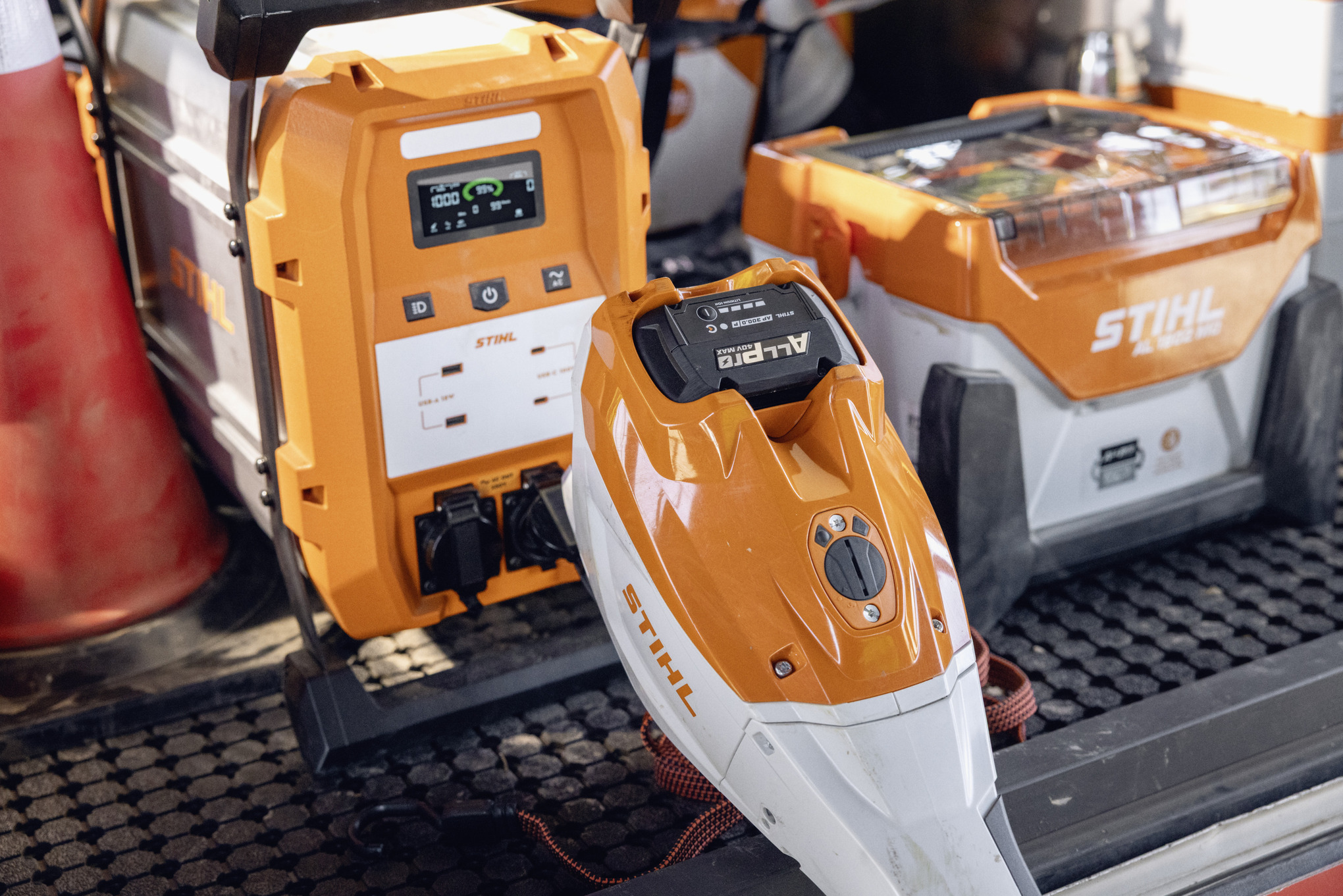 Le chargeur mobile STIHL AL 1802 MO et la batterie externe STIHL PS 2000 sont prêts à recharger les batteries ALLPRO sur la plate-forme de chargement