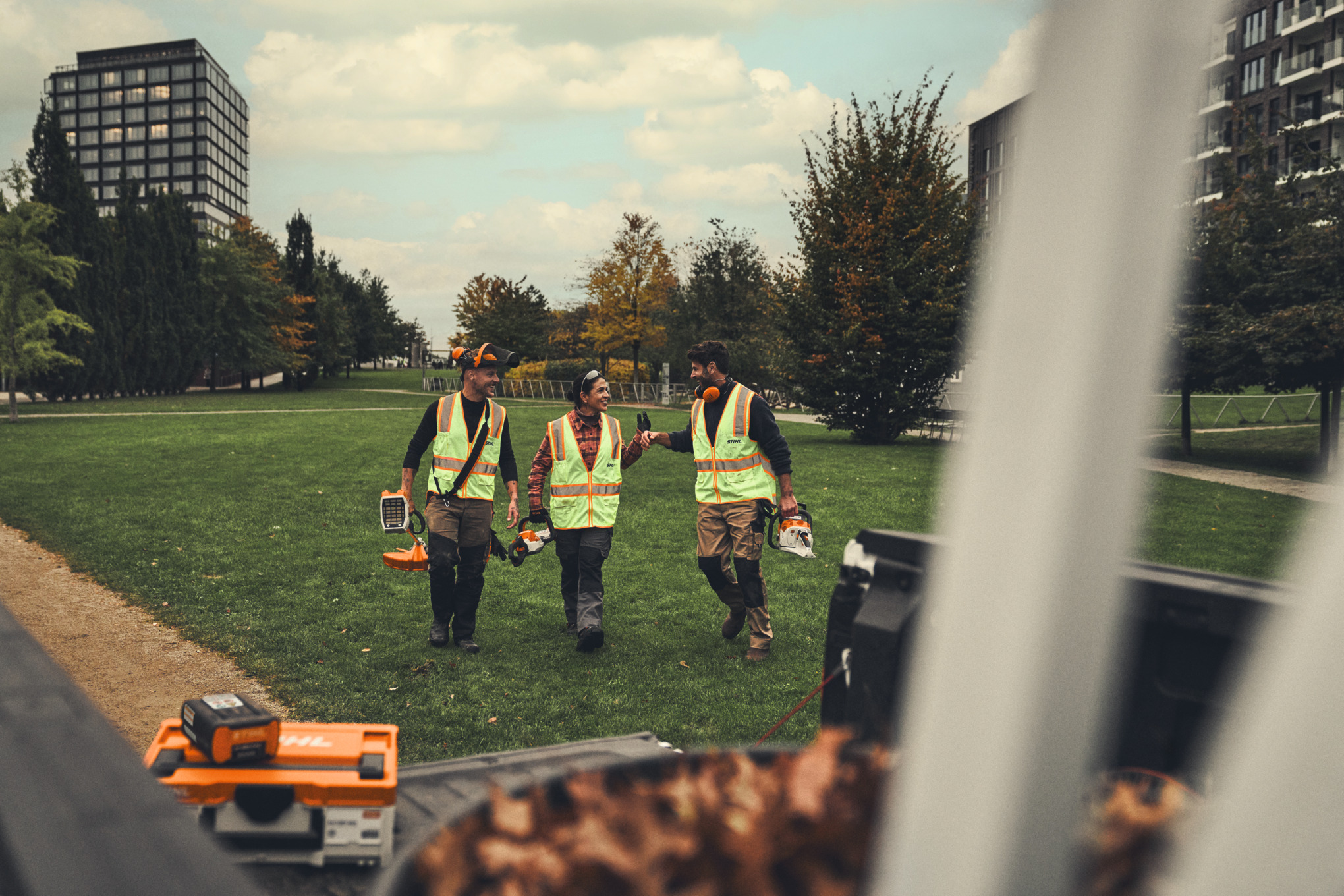 Équipe sur le chemin du retour au véhicule après le travail avec des outils sans fil STIHL