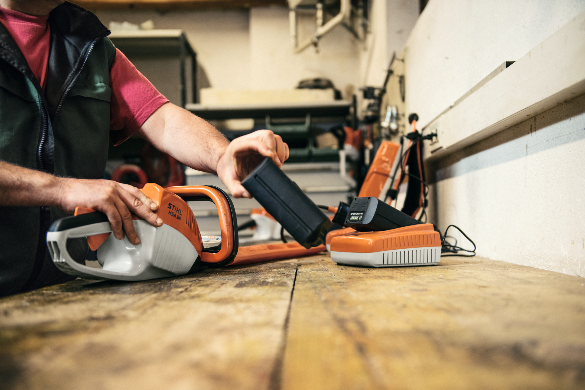 STIHL HSA 86 utilisée avec la batterie AP et le chargeur AL