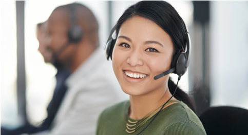 Femme portant un casque souriant à la caméra