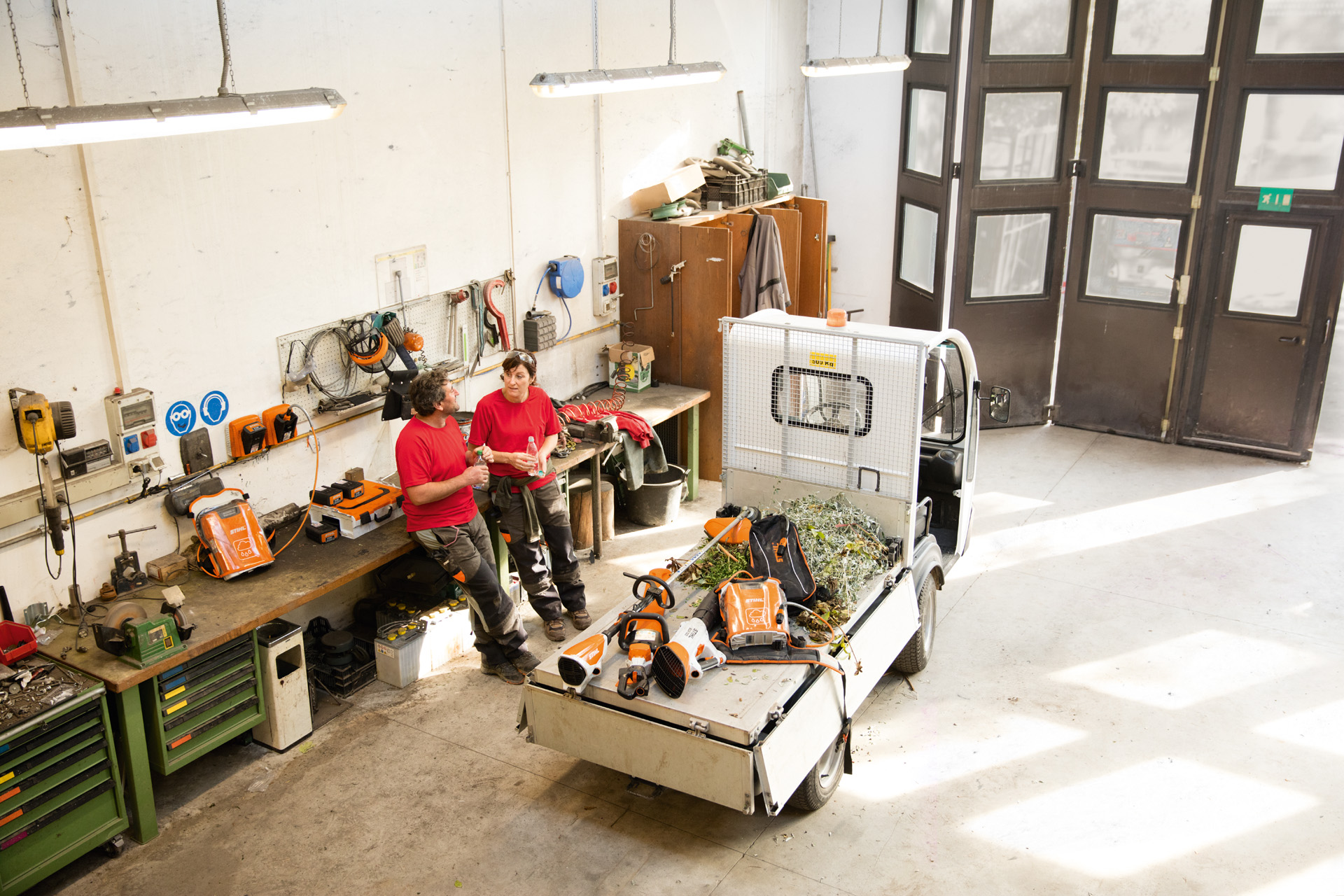 Produits à batterie STIHL couchés sur une camionnette.