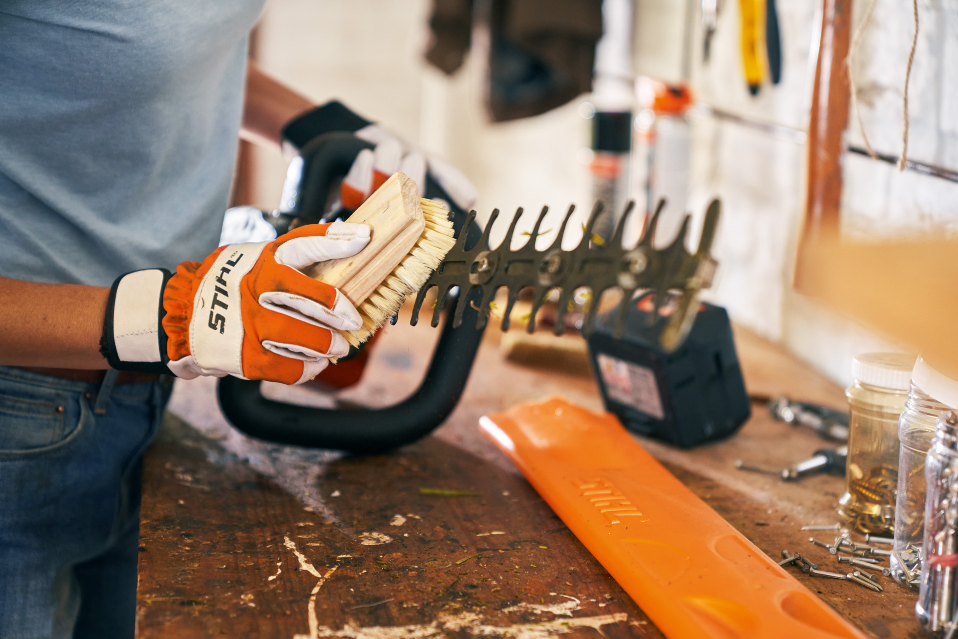 Entretien des taille-haies : Le taille-haie STIHL HSA 56 fonctionnant sur batterie se nettoie avec une brosse