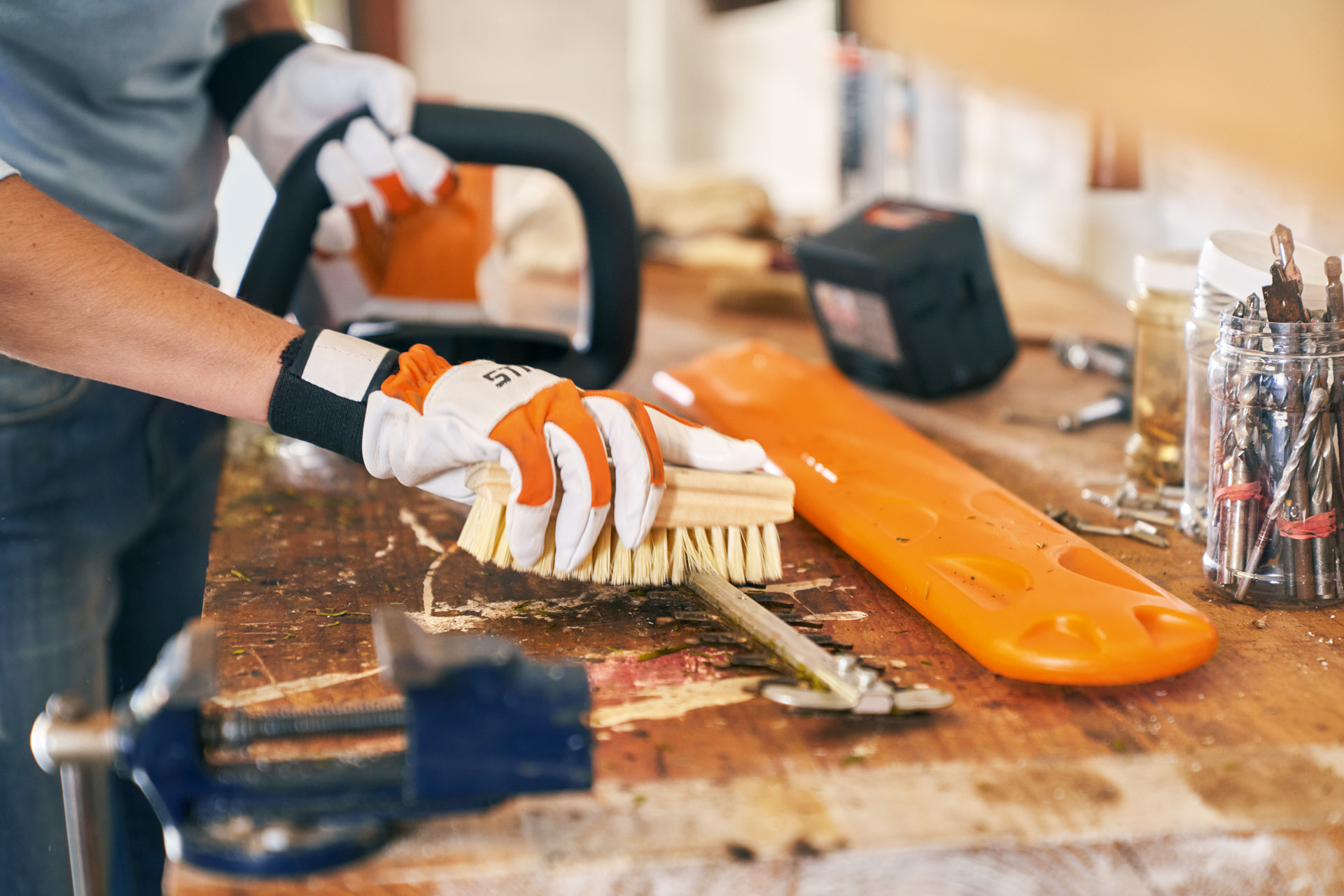 Entretien de l’appareil : Le taille-haies STIHL HSA 56 fonctionnant sur batterie se nettoie avec une brosse