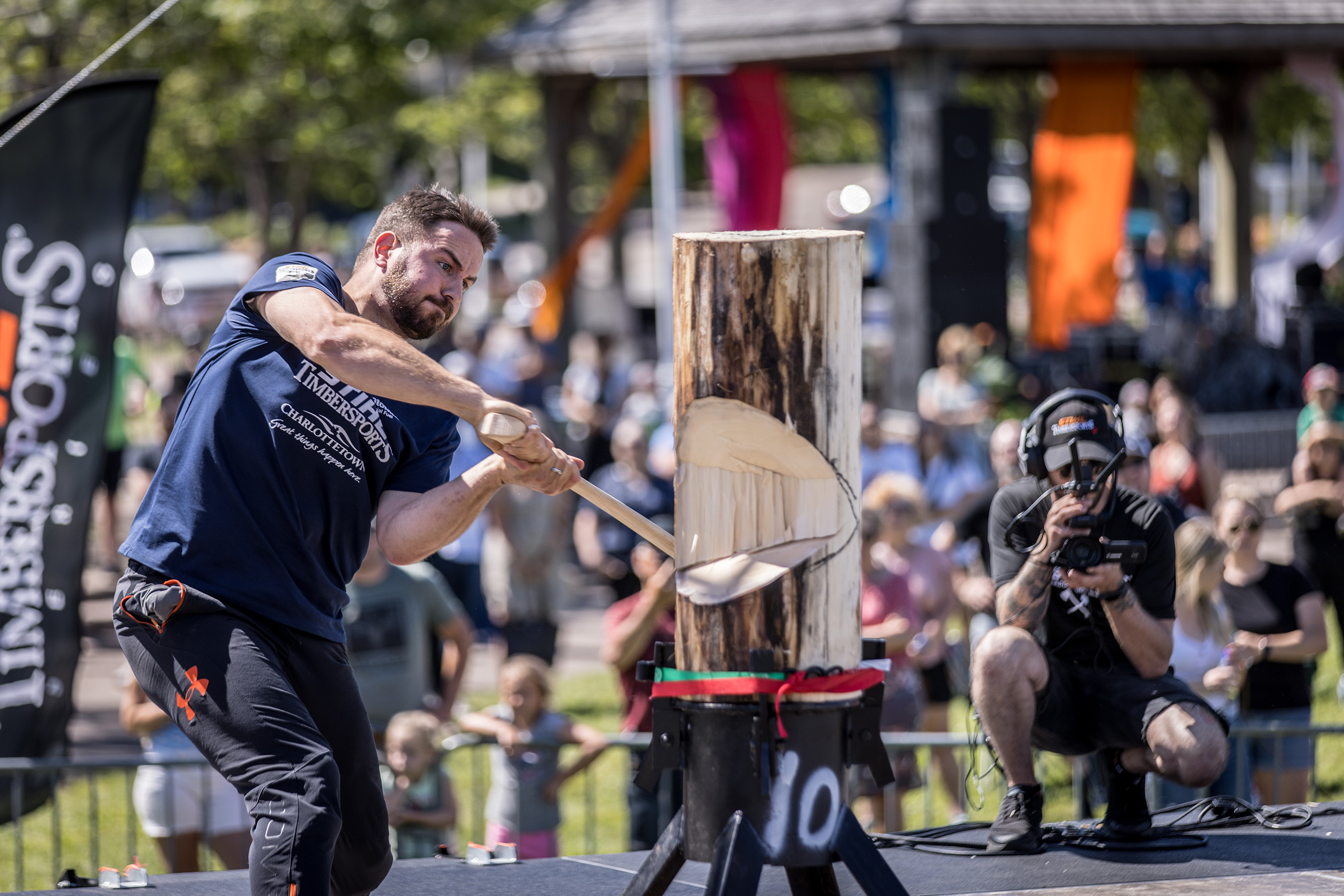 Standing Block Chop (Coupe à la hache verticale)