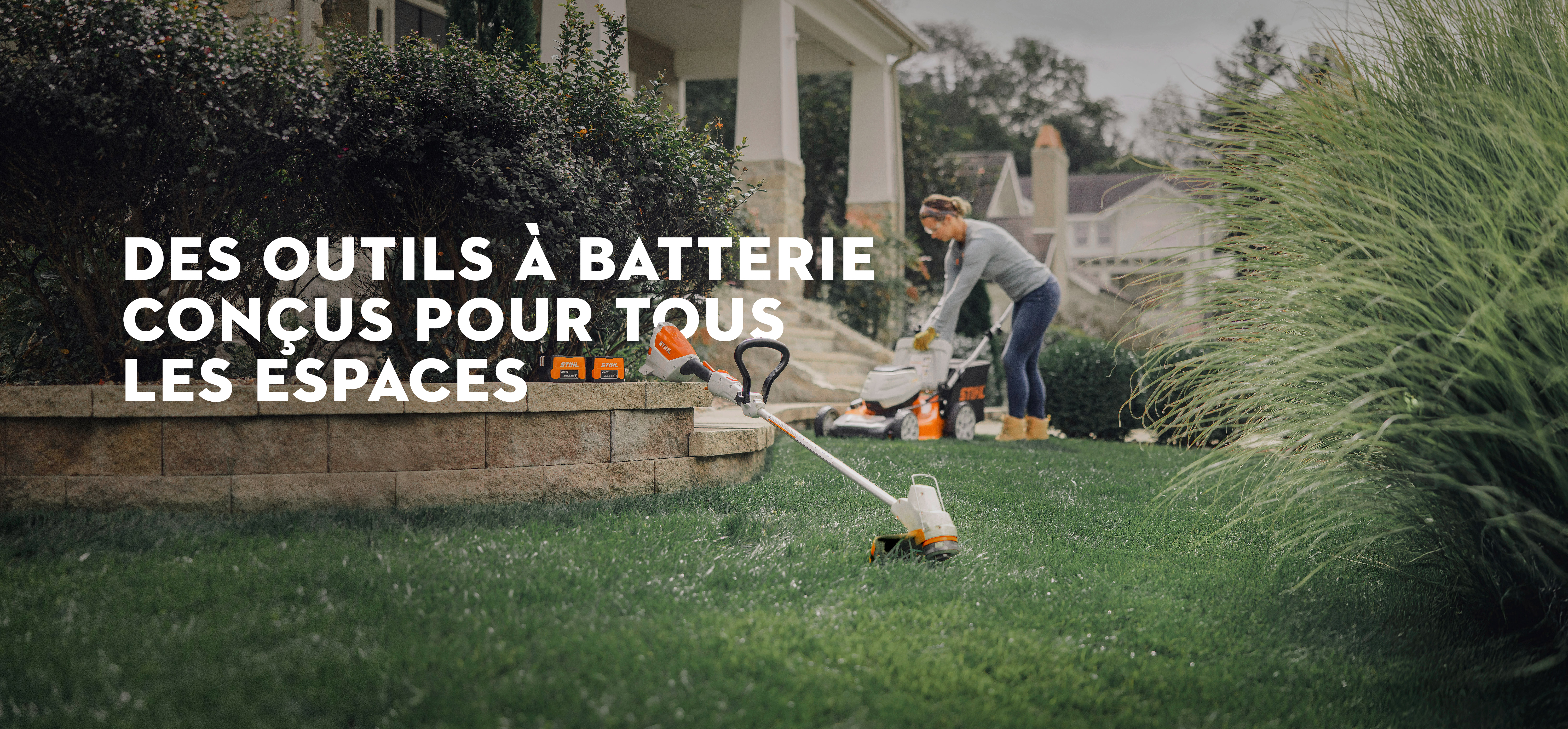 Une femme utilise des outils du système de batterie STIHL AK pour faire du jardinage.