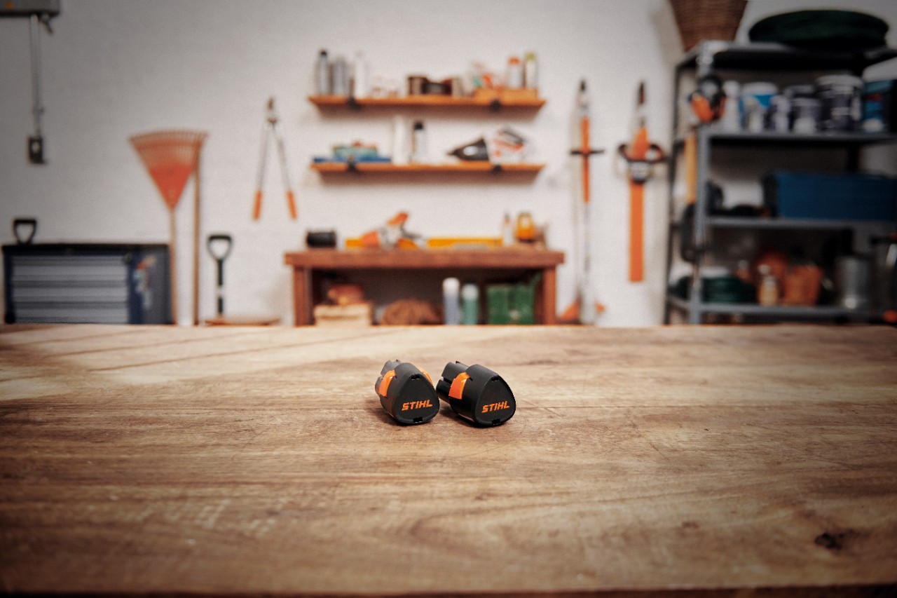 Workshop with a STIHL AK 30 S battery on a wooden table 