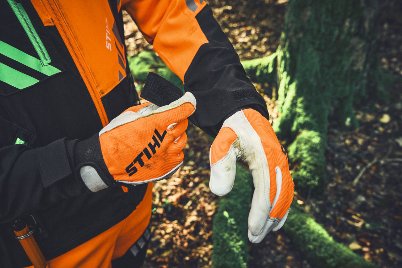 Gros plan sur STIHL DYNAMIC DuroTec et les gants de protection