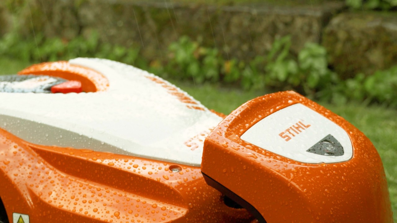 Une tondeuse intelligente STIHL iMOW® à l’extérieur sous la pluie